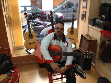 El guitarrista Salvi Rivera con su nueva y segunda guitarra Antonio Bernal ,a falta del montaje del previo FISHMAN PREMIUM.